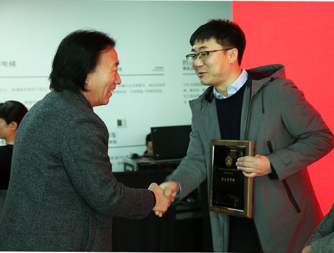 24ffcdf2b5354dedbc607d6dec9080c7.jpg 授牌.jpg