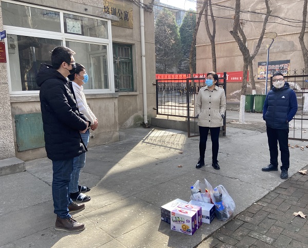 e9a682edf9a34877aeb7e07cbf0efc04.jpg 公司领导慰问集中隔离辅导员.jpg